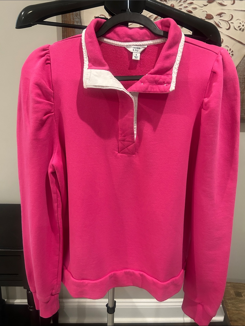crown & ivy Women’s Hot Pink Pullover Sweatshirt & White Trim Size Small
